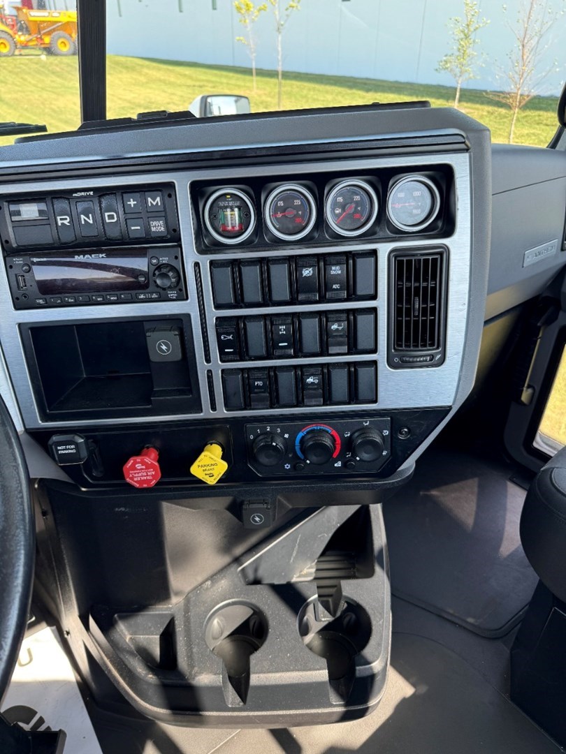 2022 MACK AN64T - USED TRUCKS DAY CAB - image 16